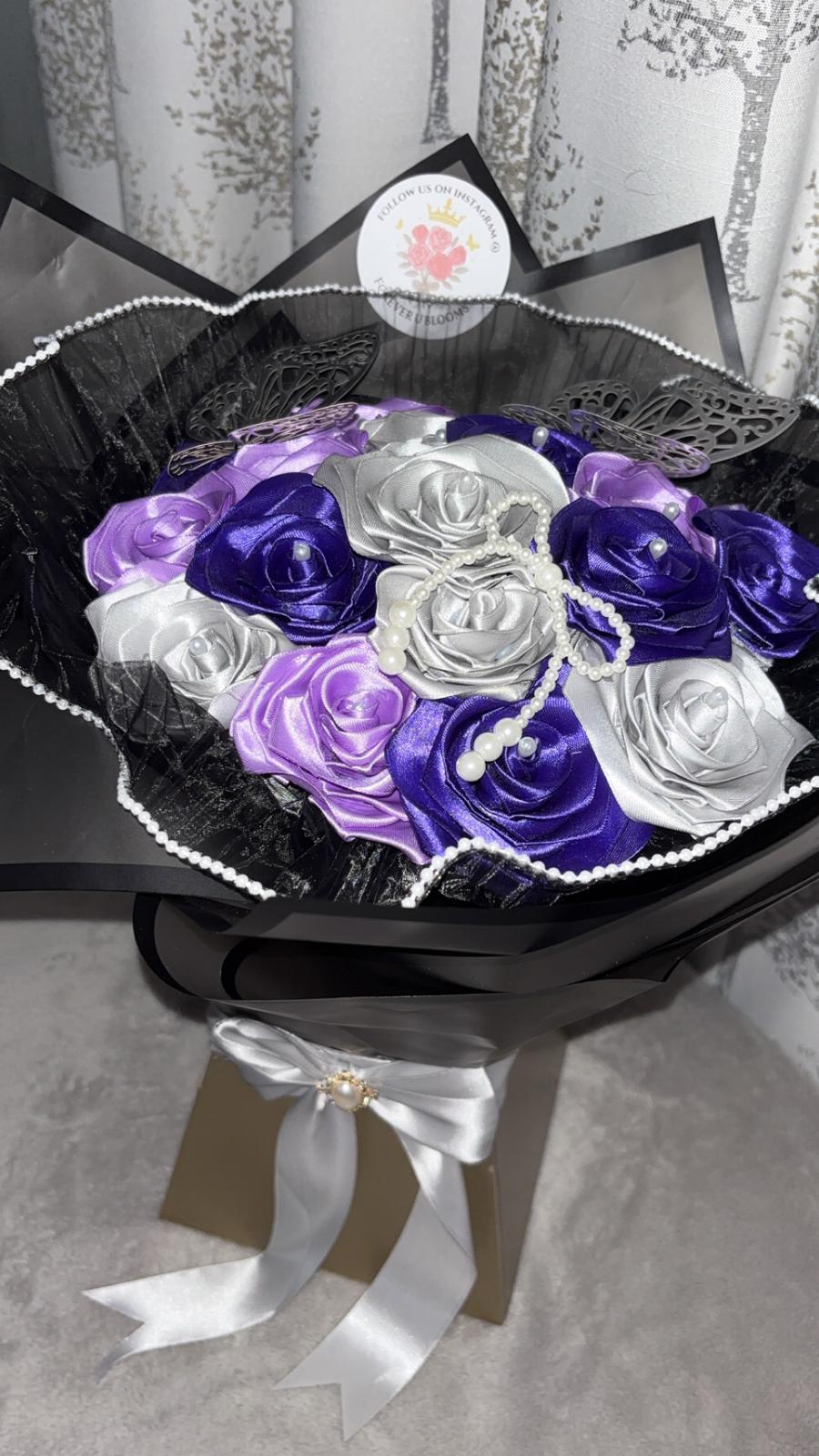 Gold and white Eid Mubarak bouquet